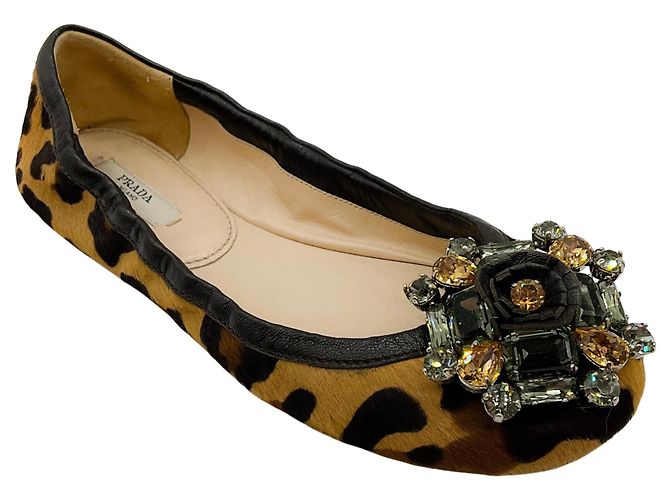 Sapatilhas Prada em pelo de vitelo com estampado de leopardo e ornamentos de cristal Marrom