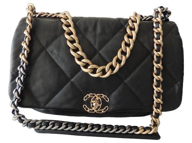 Borsa a tracolla Chanel 19 in pelle matelassé nera Nero