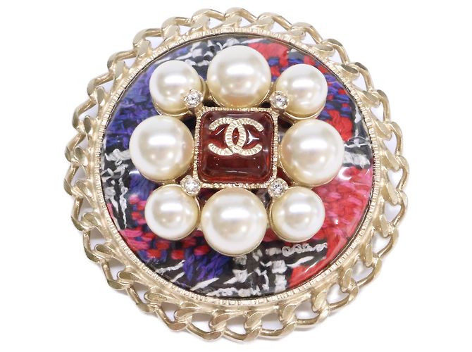 Broche redonda Chanel A15S em tweed e pérolas Gripoix com logo Coco Mark Dourado