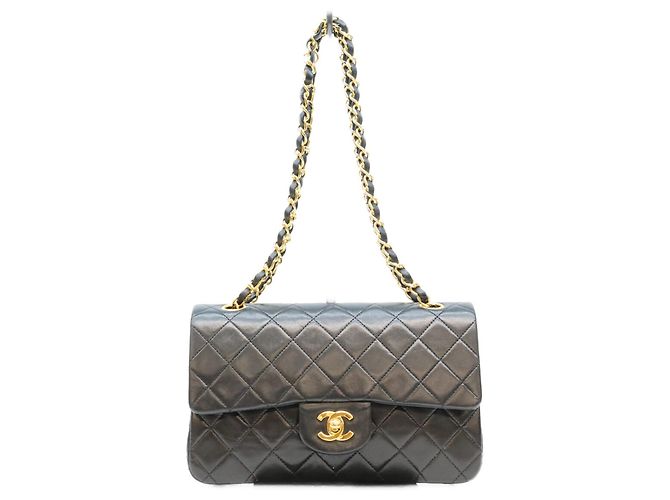 Borsa a tracolla Chanel in pelle d'agnello matelassé nera Nero