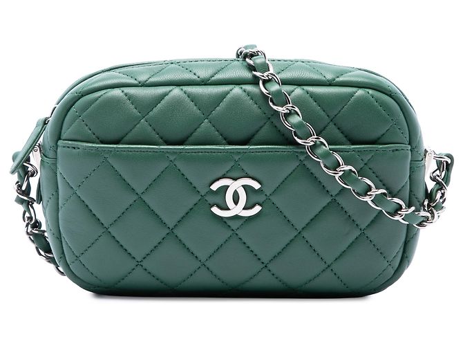 Chanel Bolso Camera Case Pequeño de Piel de Cordero Acolchada Verde con CC
