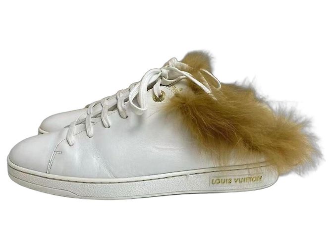 Baskets Louis Vuitton en cuir blanc et fourrure Marron
