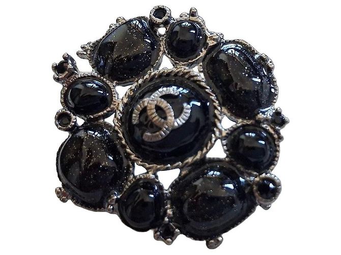 Spilla Chanel con logo CC Nero