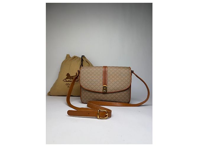Triomphe Céline Vintage Celine Macadam Canvas Schultertasche mit Klappe c. 2006 Beige Brown
