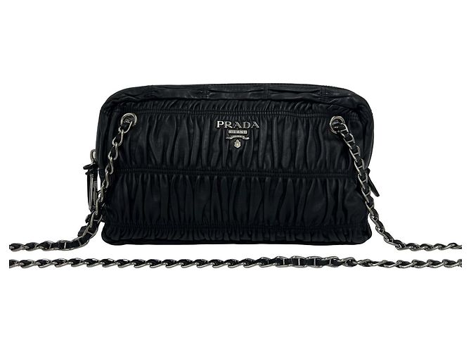 Bolsa de ombro Prada em couro preto
