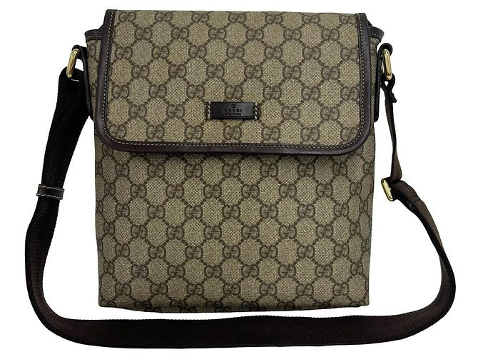 Bolsa de ombro em couro com aba e padrão de logo GG Gucci Marrom