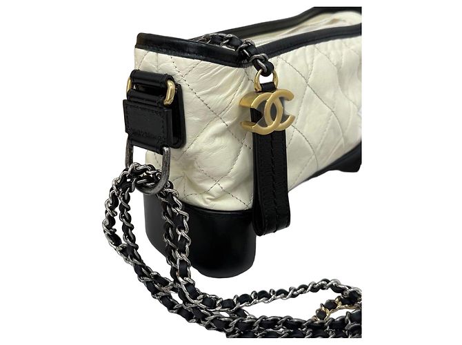 Saco de ombro Chanel Gabrielle em couro matelassé branco e preto Bege