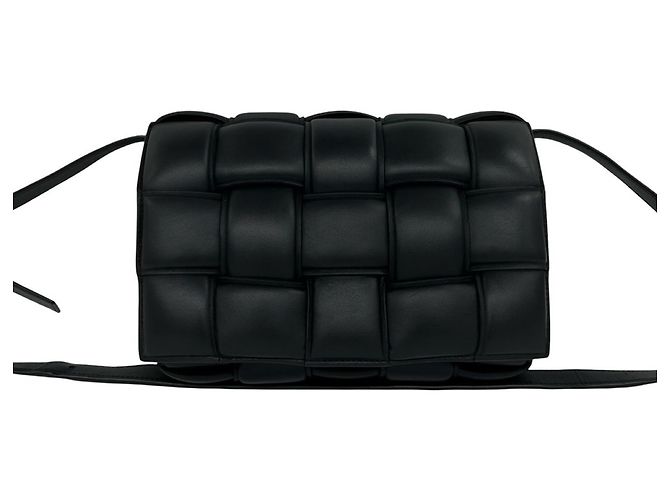 Bottega Veneta Padded Cassette Schultertasche aus Leder Schwarz