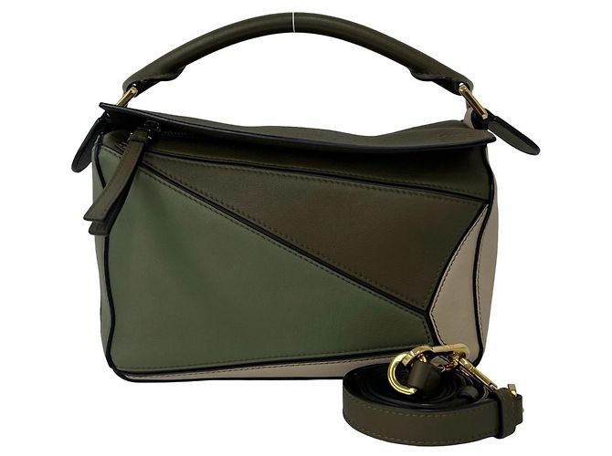 Sac à épaule en cuir embossé Anagram Puzzle de Loewe Beige Vert Kaki