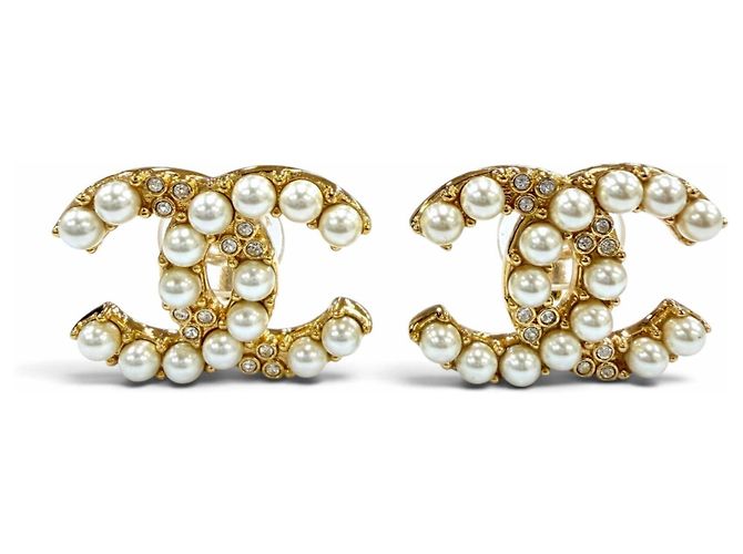 Brincos de clip Chanel dourados com pérola eco e strass