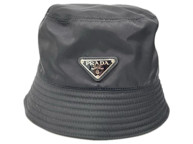 Cappello bucket in nylon Prada con logo triangolare nero