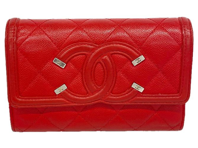 Cartera tri-fold de Chanel en piel de becerro granulada roja