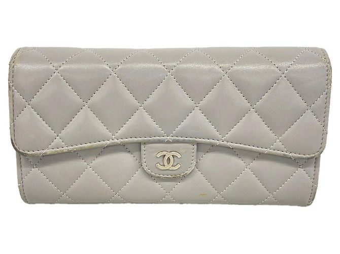 Cartera larga de piel de cordero gris de Chanel Castaño