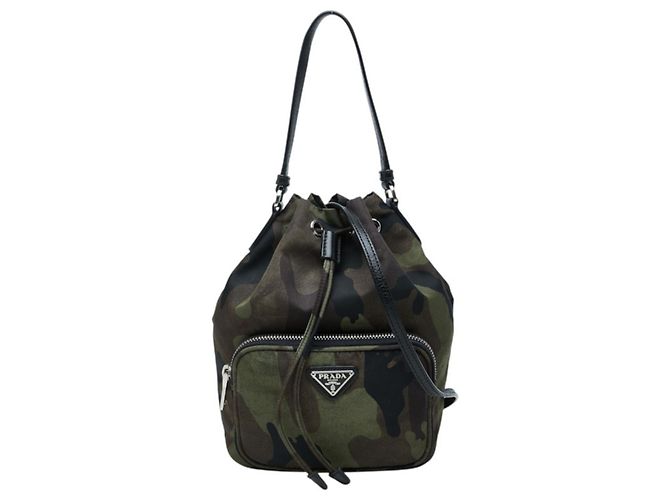 Sac à main camouflage Prada avec plaque logo triangle Marron Vert Kaki