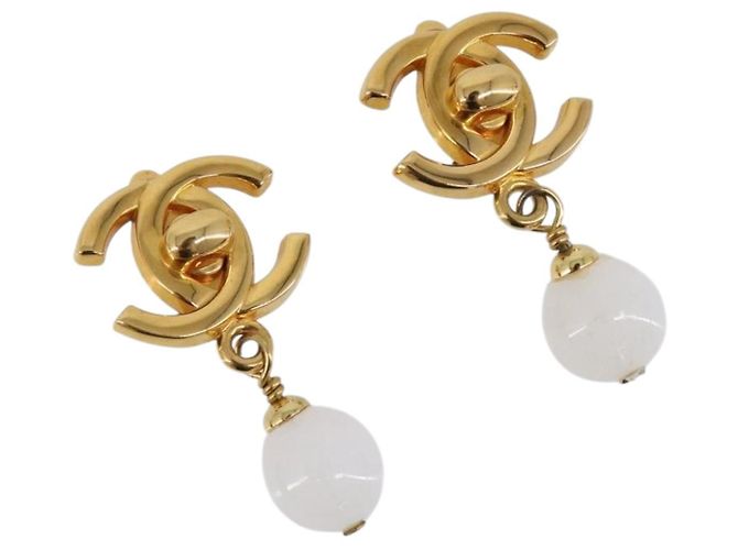 Pendientes CHANEL Metal Tono Dorado Blanco CC Auth ar14207