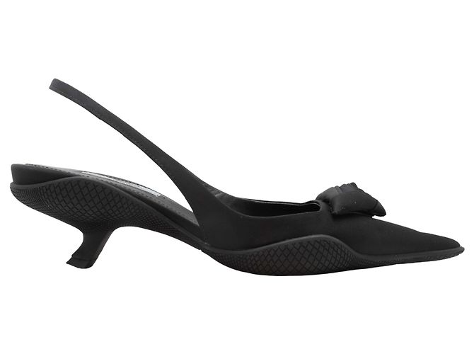Prada Slingback-Heels mit spitzer Kappe und Rosette in Schwarz Größe 35