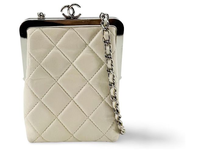 Clutch Chanel CC Frame com corrente em pele de cordeiro acolchoada e plexiglass Bege