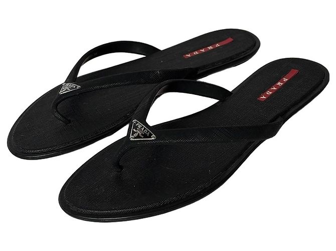 Chinelo de borracha preta com logo em placa da Prada Preto