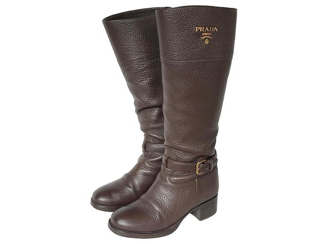 Bota de couro marrom Prada até o joelho com detalhe de fivela