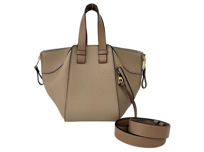 Bolsa de Ombro 2 vias em Couro Loewe Hammock Compact Anagram Logo Bege
