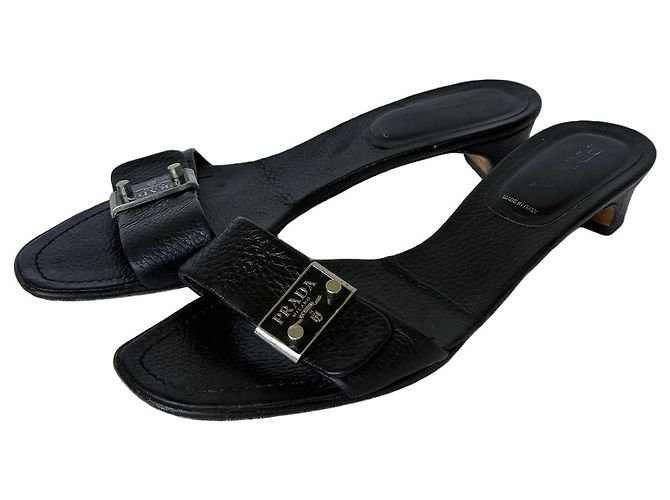 Prada Leder-Slides in Schwarz mit Schnallendetail