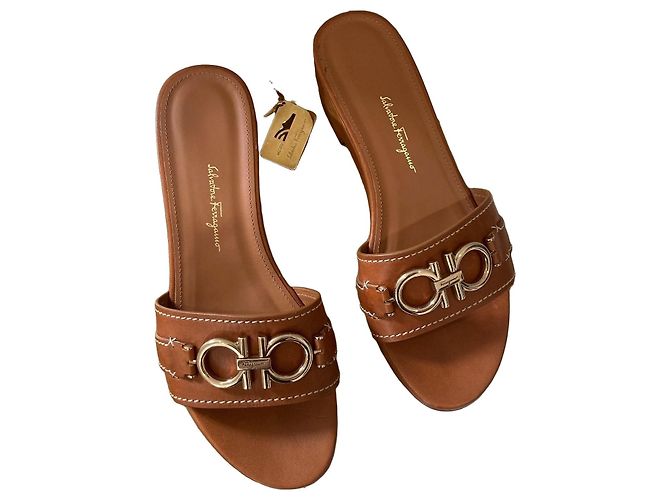 Salvatore Ferragamo Sandali Ferragamo con ornamento Gancini pelle marrone