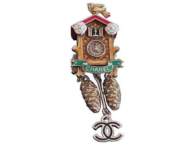 Chanel Kuckucksuhr Emaille-Brosche Weiß Rot Grün Gold hardware