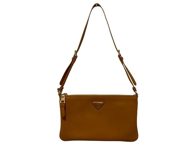 Bolsa One-Shoulder em couro granulado macio com placa Triangle Prada Marrom
