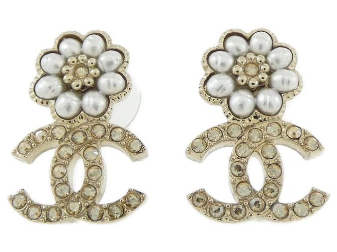 Pendientes de botón Chanel AB9608 Oro y Blanco Dorado