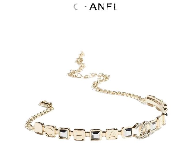 Gargantilha Chanel Sugar Cube com Pingente de Letra em Strass Dourado Multicor