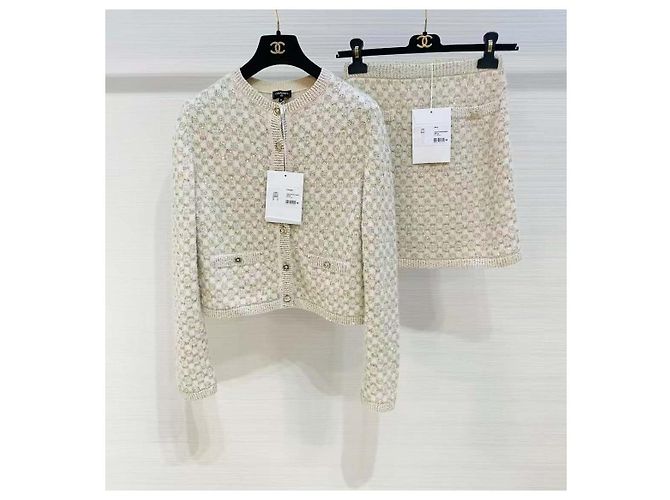 Conjunto de Cardigã e Saia Chanel em Lã Dourada Multicor
