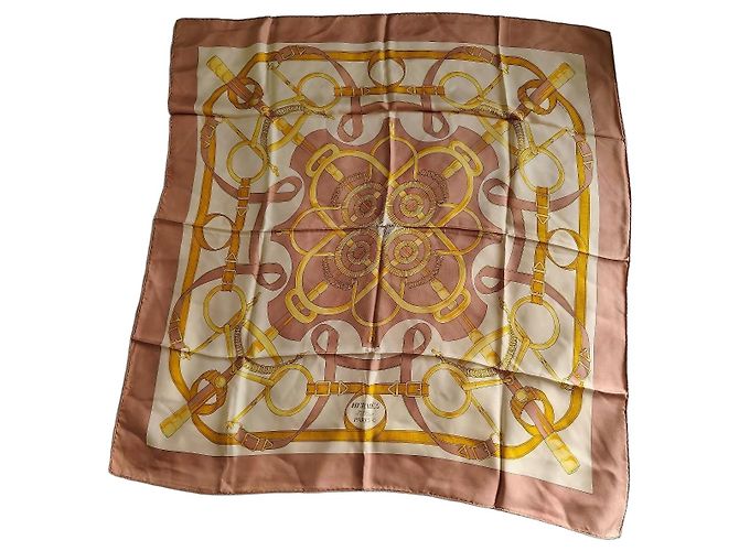 Hermès Carré 90 Pañuelo de Seda Eperon d'Or Rosa Beige Dorado
