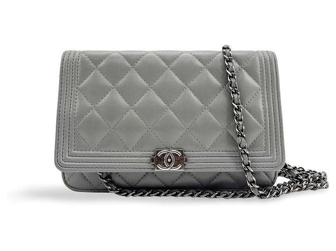 Le Boy Chanel Boy Clutch em couro matelassé Medium Marrom