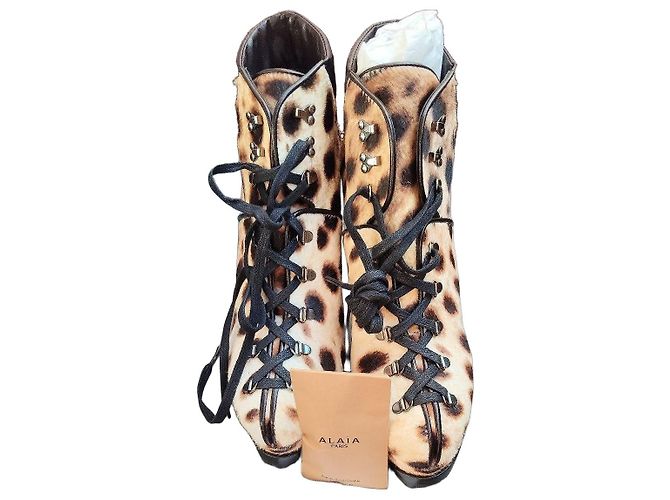 Botas de salto anabela Alaïa em couro de bezerro e leopardo Marrom Preto