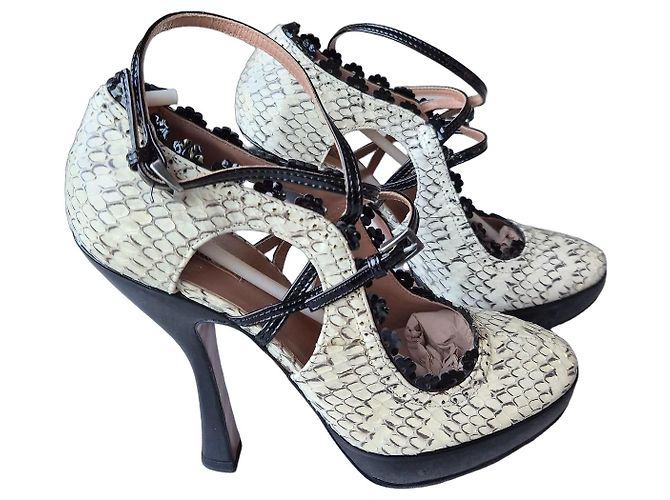 Alaïa Pumps aus Pythonleder Schwarz Beige