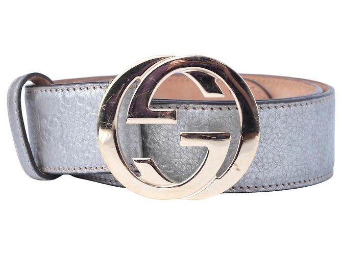 Cinto Gucci em couro prateado metálico com fivela G entrelaçada Prata
