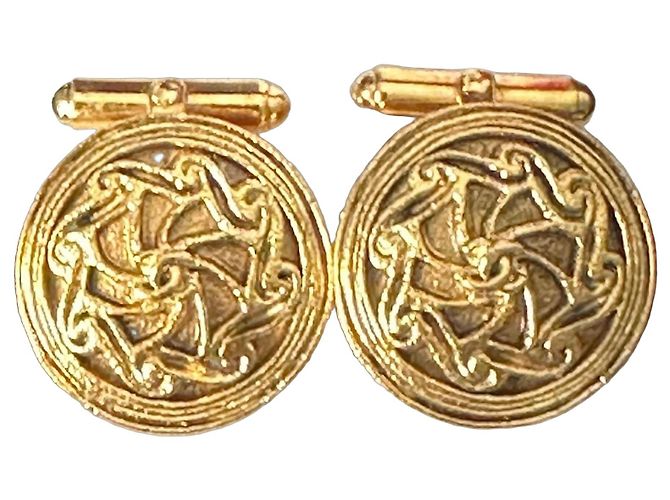 Abotoaduras Chanel em metal dourado