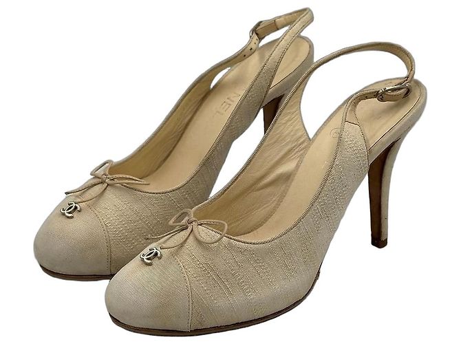 Timeless Chanel Slingback Pumps aus beigem Stoff