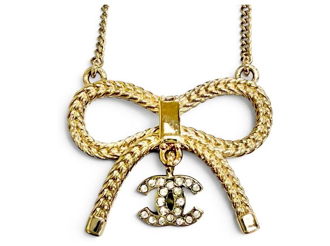 Collar Chanel B24K ABE650 Coco Mark con cinta y strass Dorado