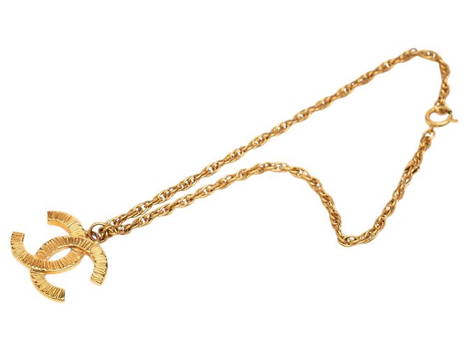 Collana con ciondolo Chanel CC placcato oro D'oro