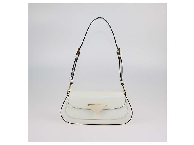 Bolsa de ombro com aba Prada em couro escovado marfim com placa Cru