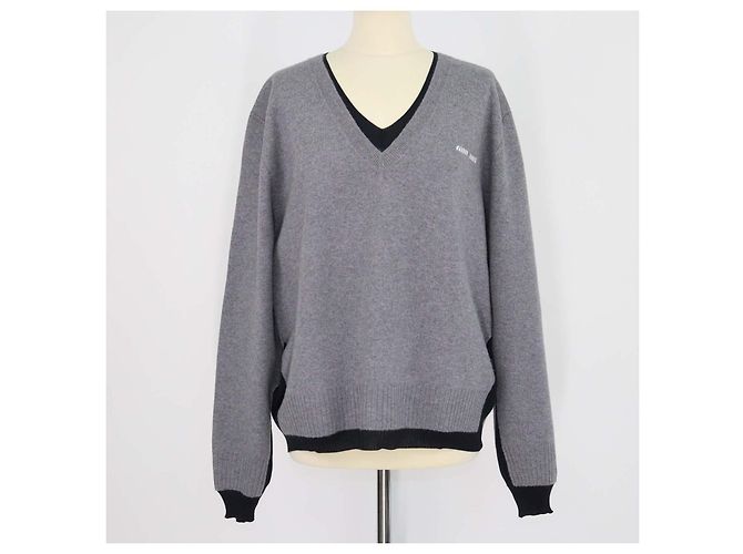 Miu Miu V-Ausschnitt Pullover aus Kaschmir und Seide in Grau und Marineblau Dunkelblau