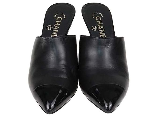 Mules Chanel em couro preto e couro envernizado com pérolas e bico cap toe