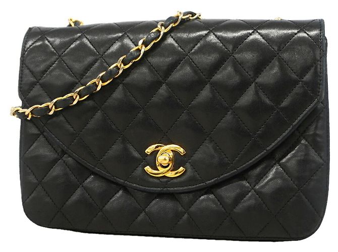 Borsa a tracolla con catena Chanel Matelassé Nero