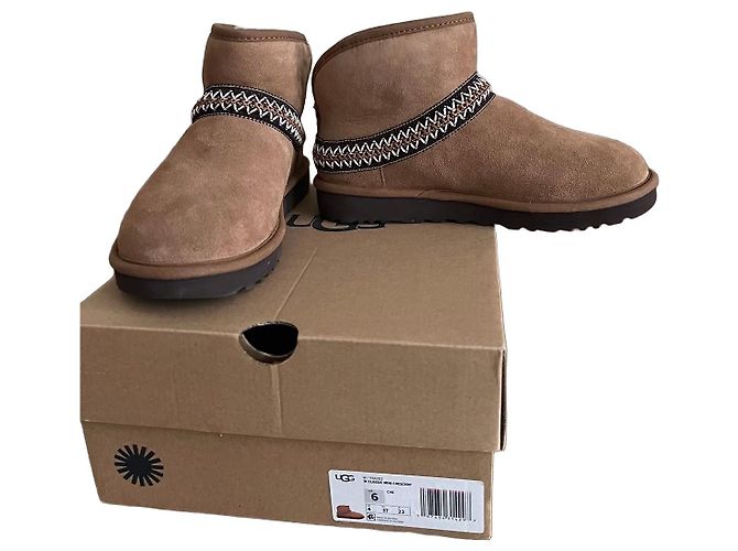 UGG Classic Mini Crescent - Botas de Gamuza Marrón Castaño