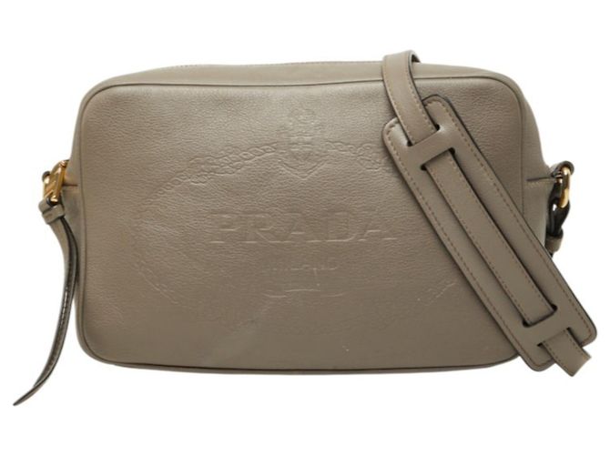 Sac bandoulière Prada avec plaque logo triangle Marron