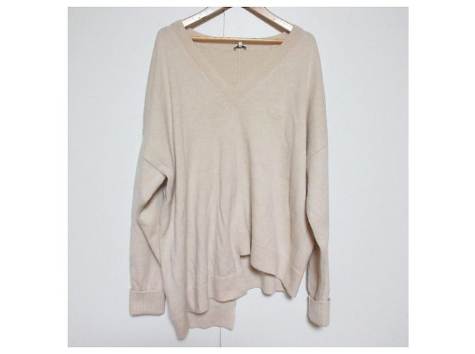 Loewe Anagram V-Ausschnitt Asymmetrischer Strickpullover Beige