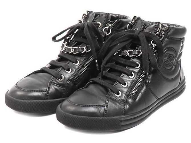 Chanel High-Top-Sneaker aus Leder mit Kette Schwarz