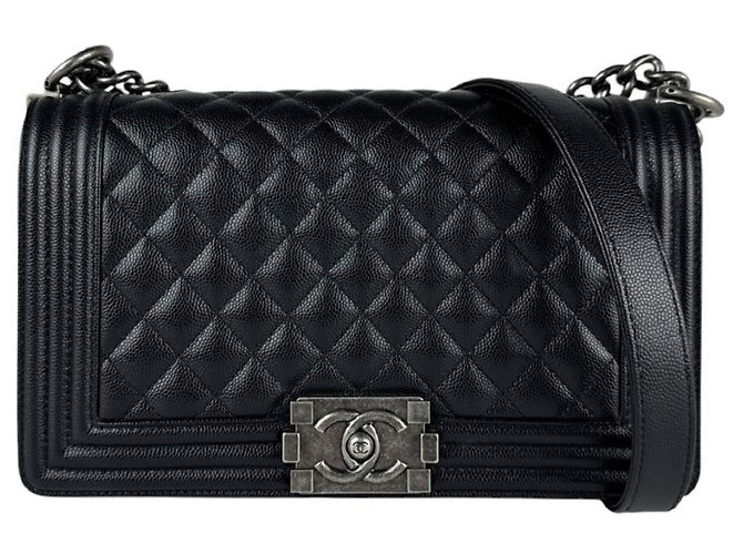 Bolsa de Ombro Chanel Boy em Pele de Bezerro Grão Preto