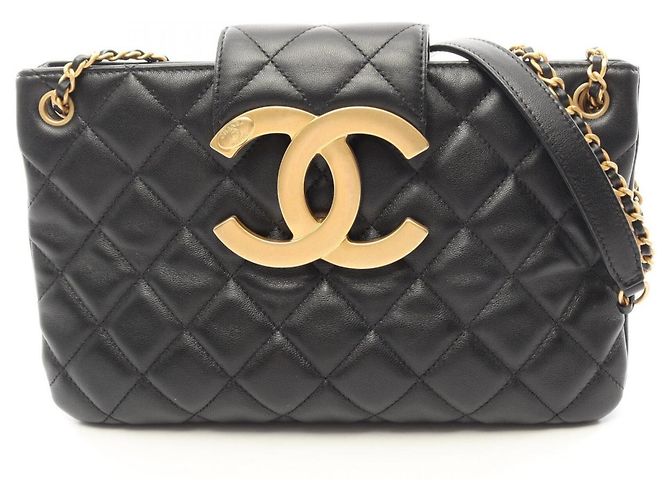 Bolsa de Ombro Chanel Matelassé com Aba Preto
